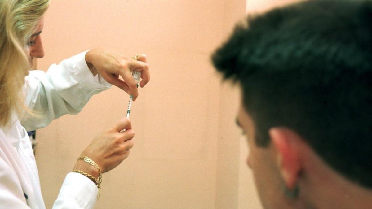 Sanitat amplia la vacuna de la meningitis però sense incloure la del meningococ B