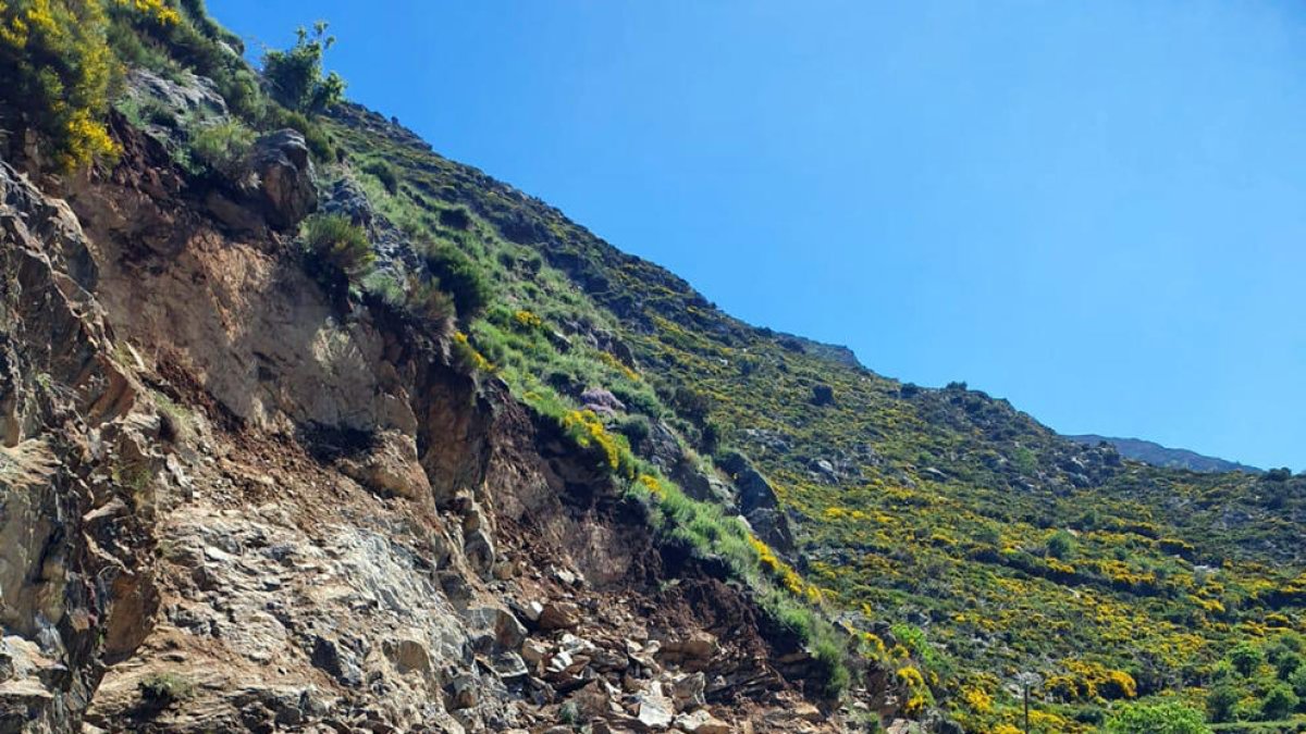 Reabre con paso alternativo la carretera afectada por un desprendimiento cerca de Burgo y Llavorre
