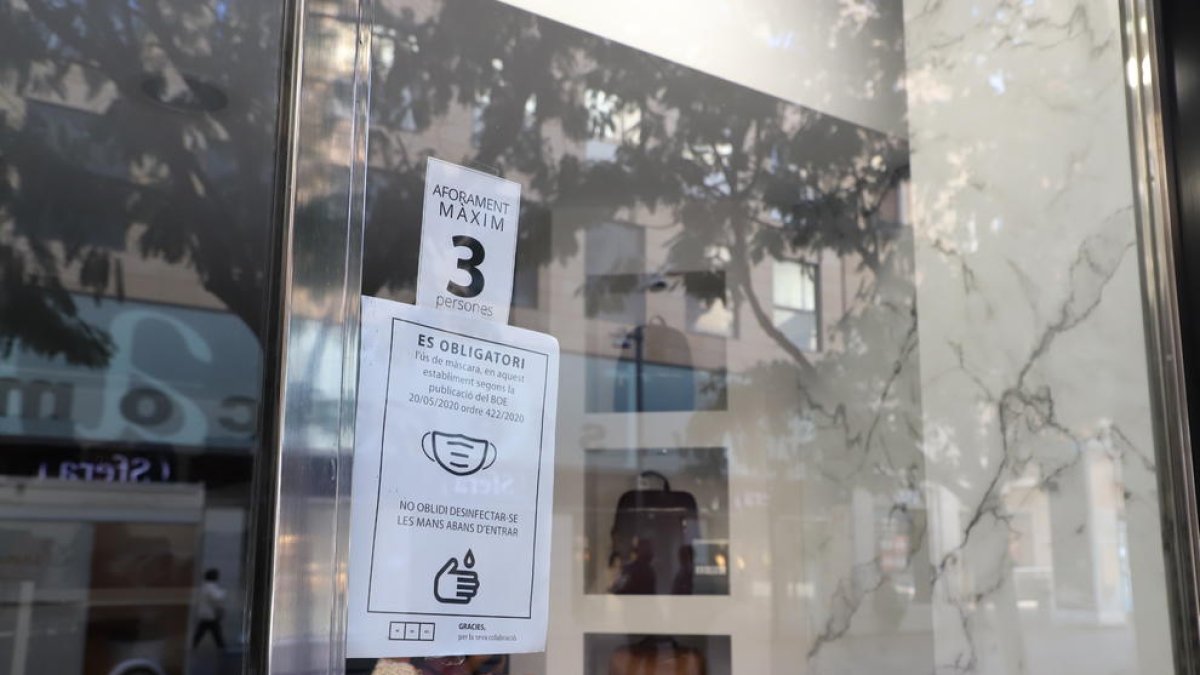 Els comerços van començar ahir a controlar l’aforament, que no pot superar el 30%.