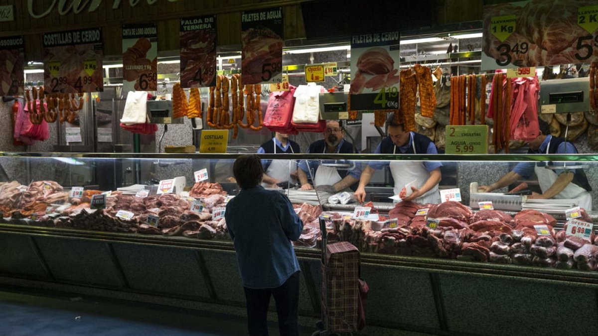 Trabajadores autónomos de una parada en un mercado madrileño.