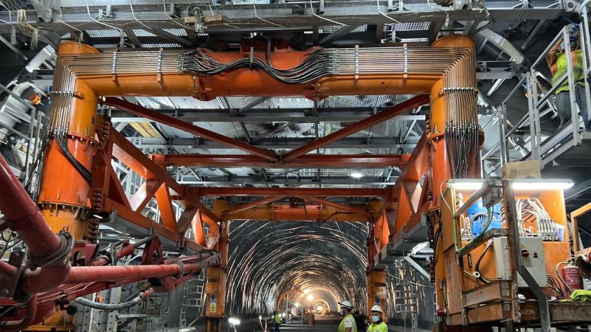 L’excavació del túnel ja està a punt i ara es procedeix al revestiment i la resta d’acabats.