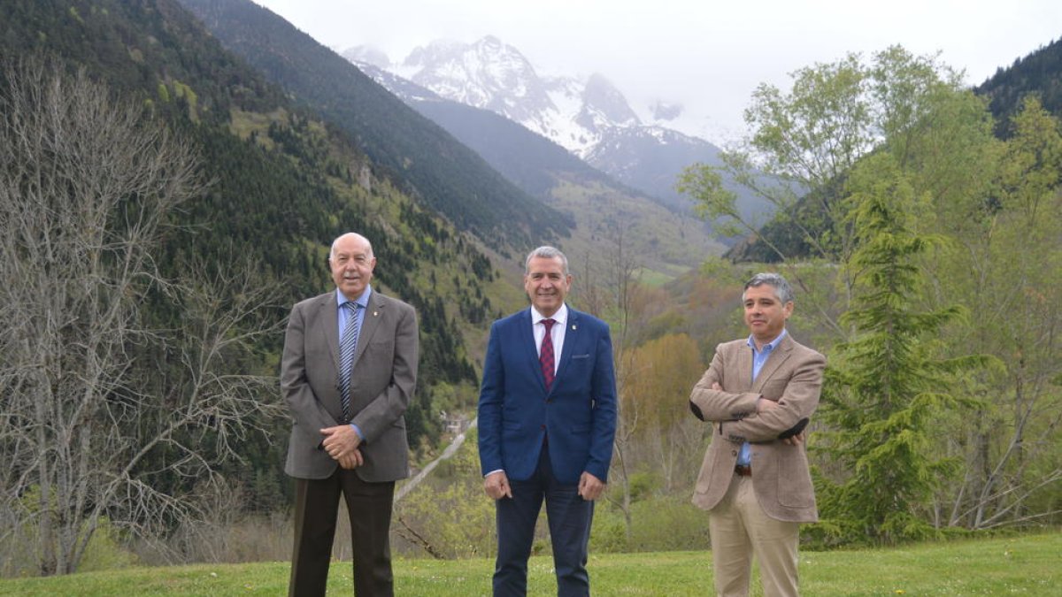Carlos Barrera, actual Síndic de Aran, Francés Boya, que lo fue cuatro años, y el candidato del PRAG, Rafael Hinojosa.
