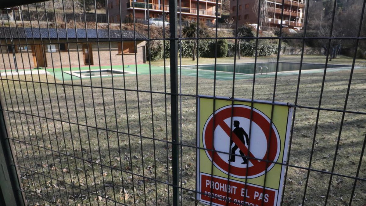 La piscina propietat de l’ajuntament a la urbanització d’Estanys de Pallars, amb tanques.