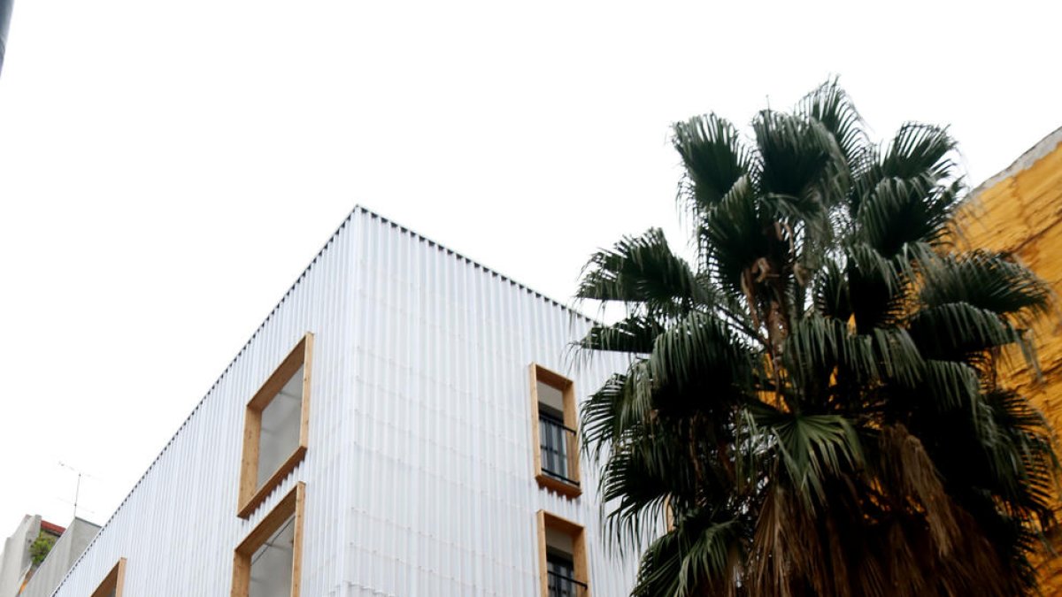 L’edifici construït amb contenidors marítims a Barcelona.