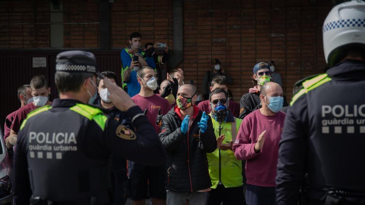 La Guàrdia Urbana de Barcelona i els Mossos van homenatjar ahir els treballadors de Mercabarna.