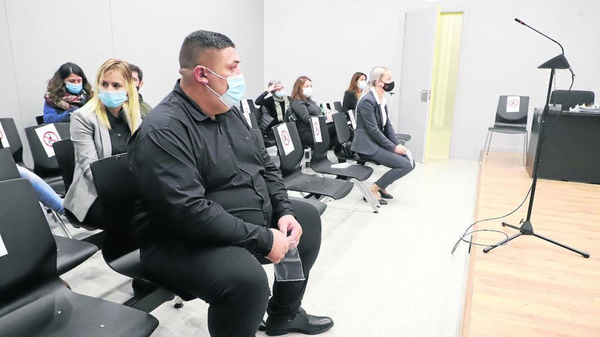 El condenado y la otra conductora imputada y que fue absuelta, situada a la derecha, en el juicio.