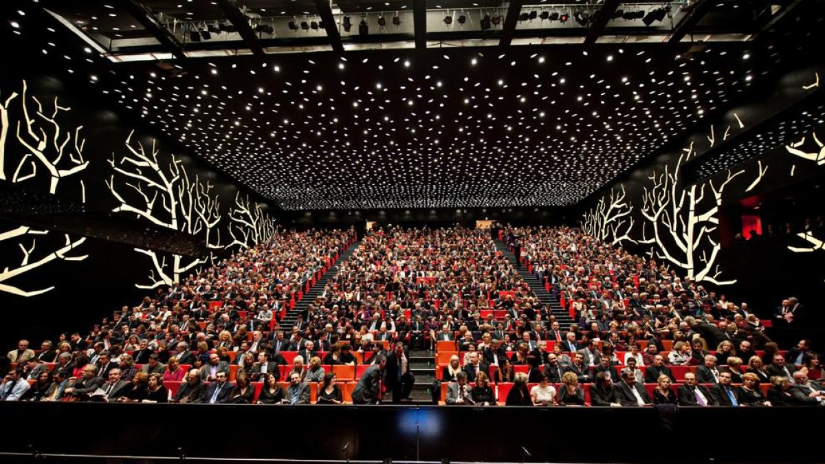 El estreno - La ópera Il Trovatore fue el primer espectáculo que acogió el gran teatro el 21 de enero de 2010. No era una representación operística cualquiera, ya que se trataba de una coporducción del Gran Teatre del Liceu en la que habí ...