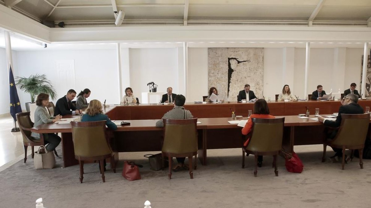 El Consejo de Ministros de ayer con Pablo Iglesias pese a estar en cuarentena.