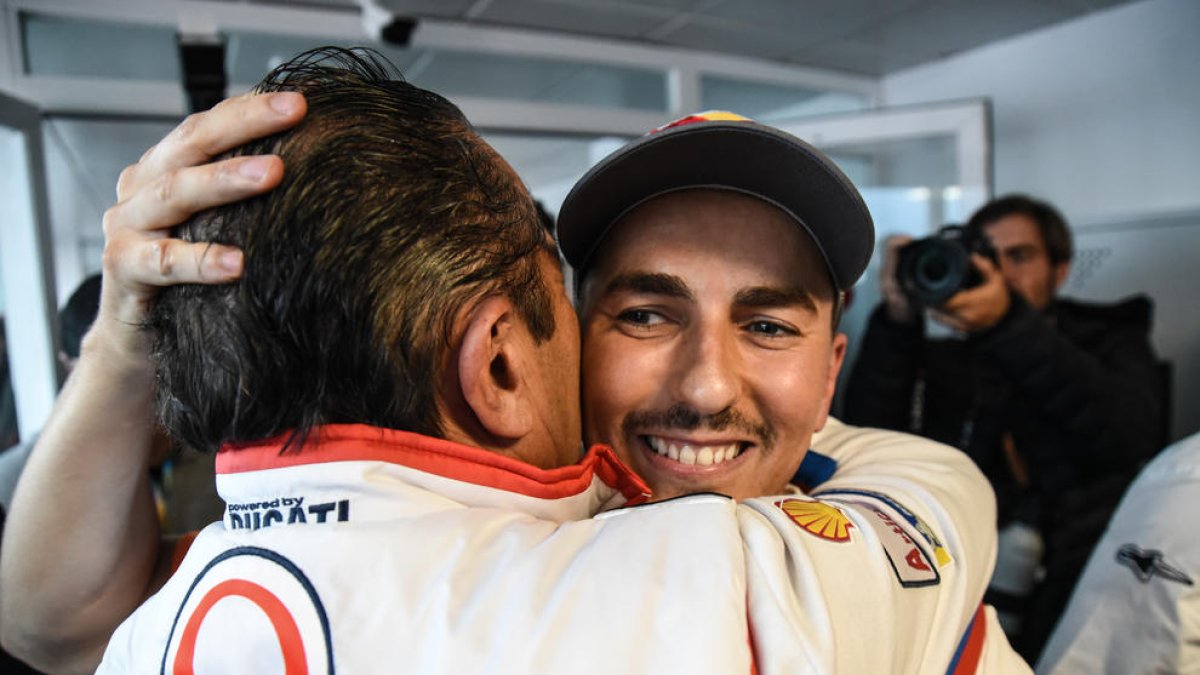 Jorge Lorenzo abraça un membre del seu equip després d’anunciar que deixa el Mundial de MotoGP.