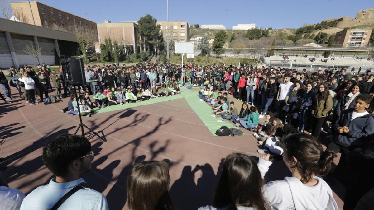 Participants ahir en la concentració a la plaça Paeria per reclamar mesures contra el canvi climàtic.