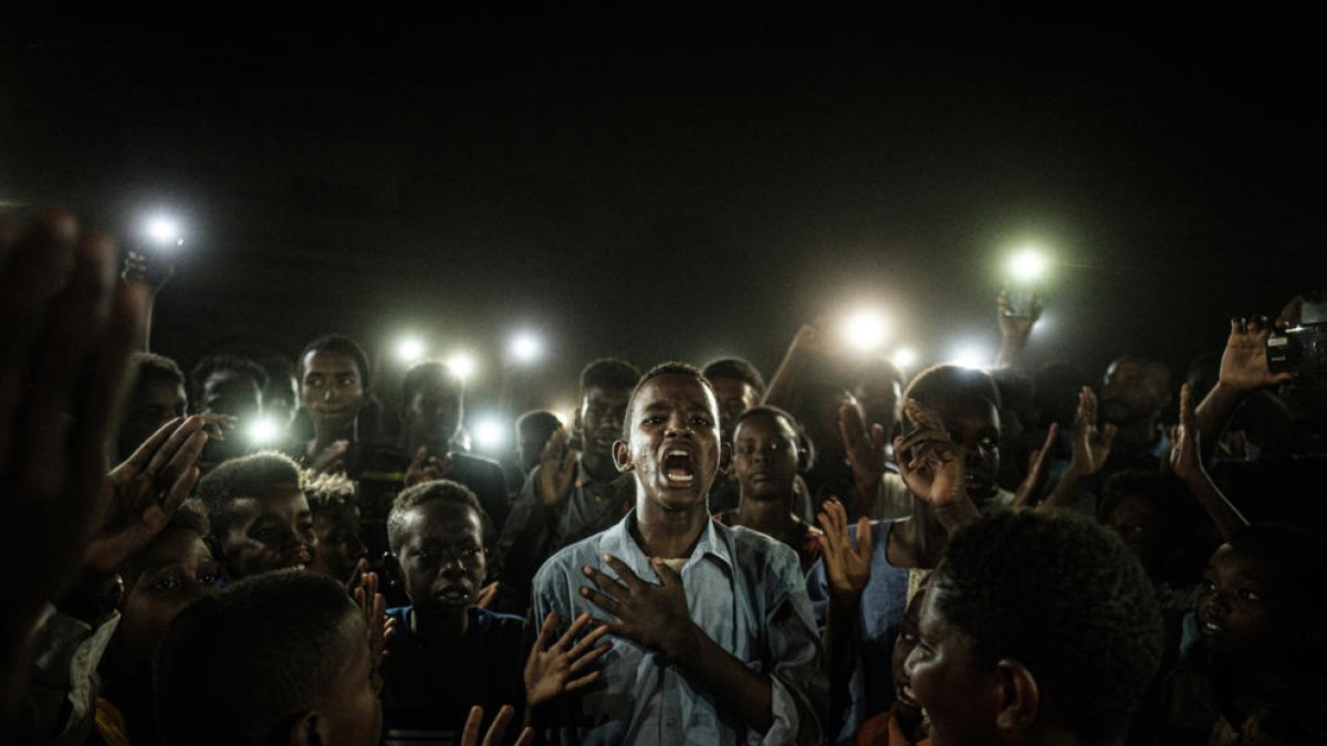Una imatge nocturna il·luminada amb mòbils durant una protesta política al Sudan, del japonès Yasuyoshi Chiba, millor foto de l’any.