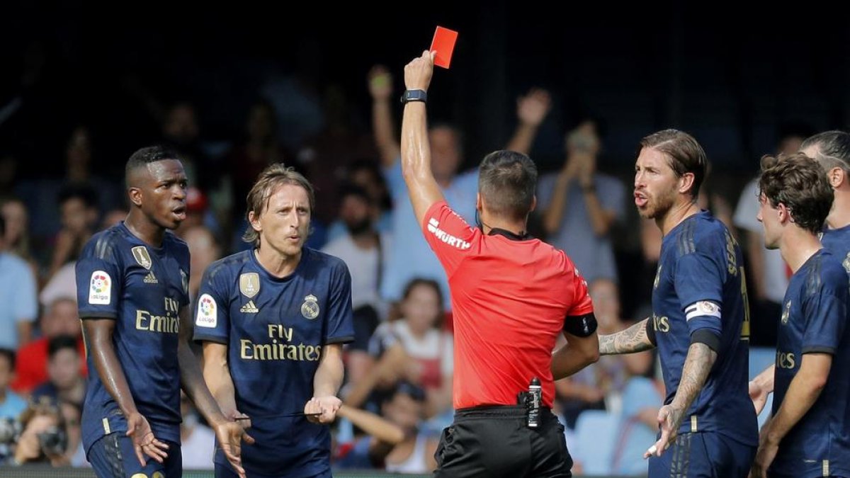 L’àrbitre lleidatà Estrada Fernández mostra la targeta roja a Luka Modric, jugador del Madrid.
