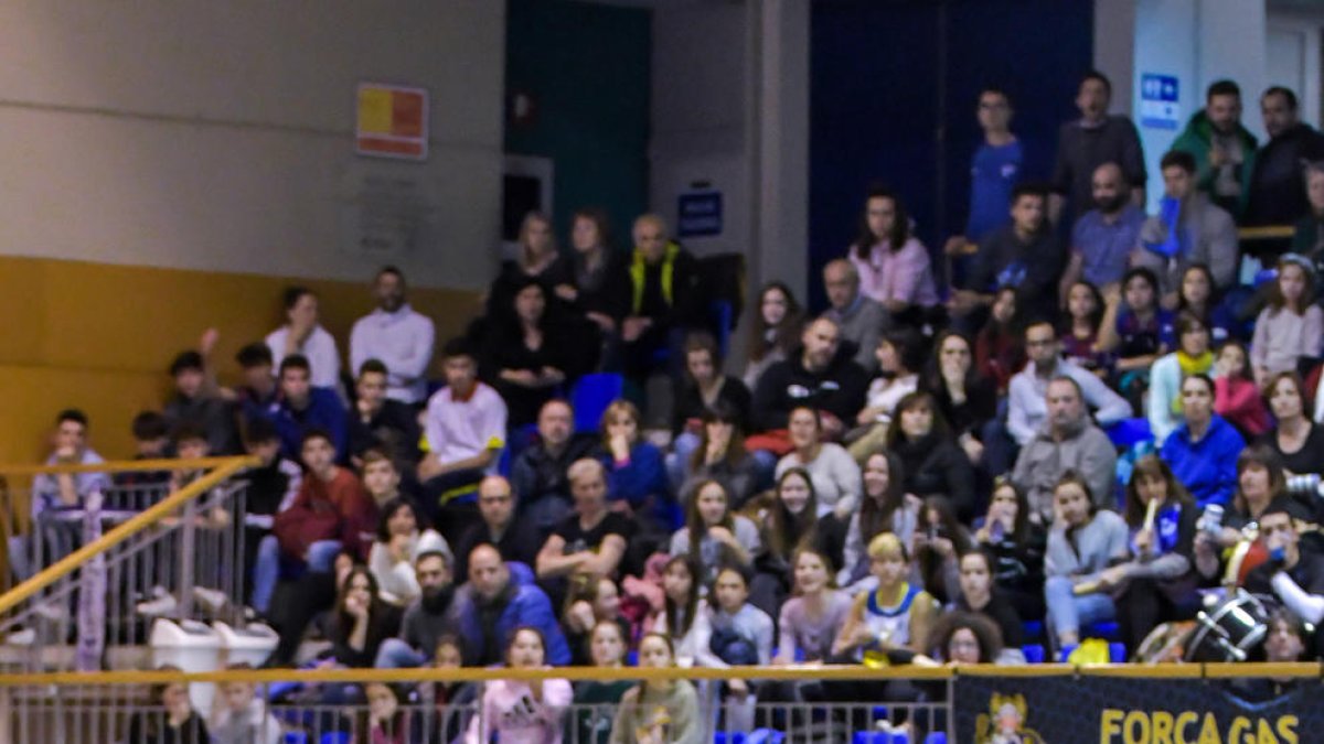 Laura Peña intenta protegir la pilota davant de la pressió de l’aragonesa Irene Lahuerta.