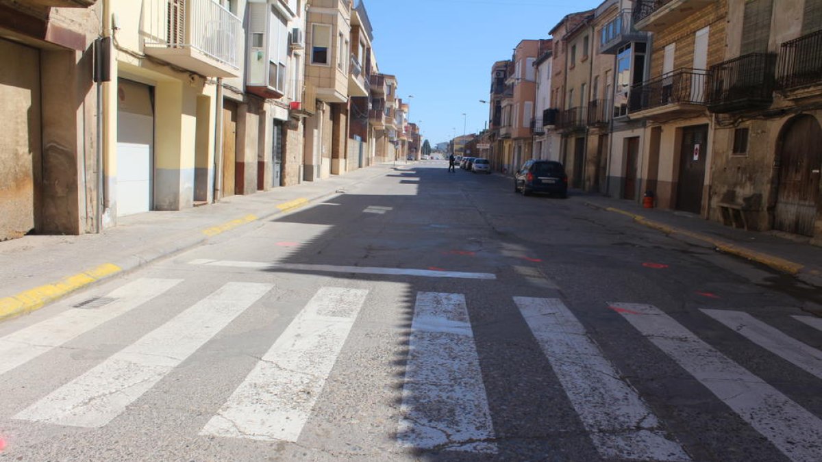 Vista del lugar donde se produjo ayer el atropello mortal en la calle Pau Casals de Torres de Segre.