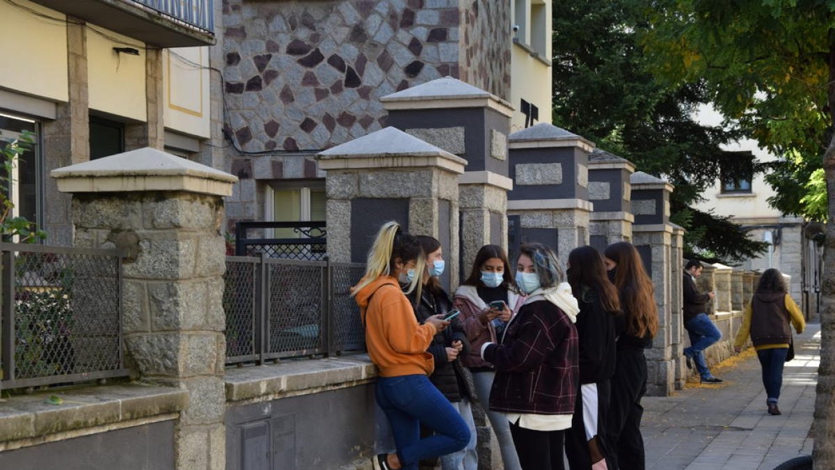 Alumnes del Joan Brudieu es van sotmetre a proves PCR dimarts.