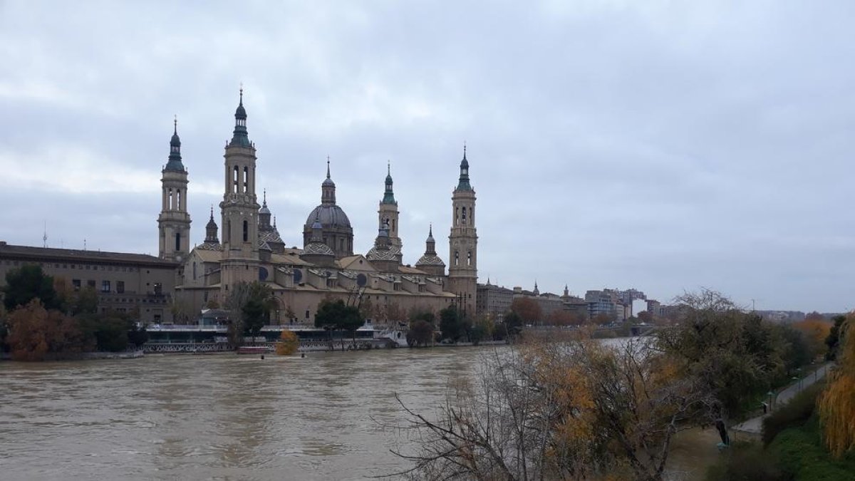 Imatge de l’avinguda de l’Ebre a l’altura de la basílica d’El Pilar.