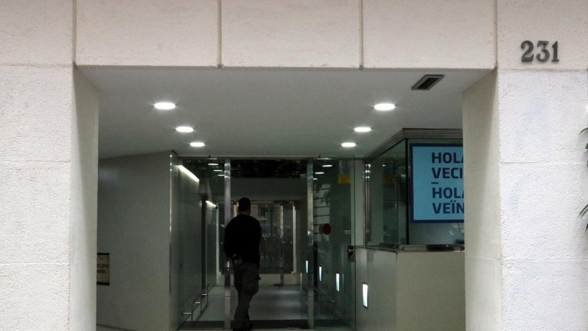 La Policia Nacional escorcolla la seu de l'Associació Catalana de Municipis