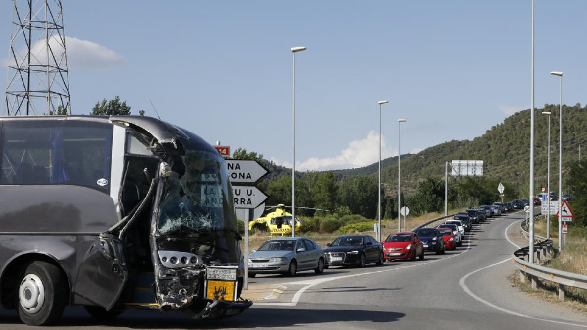 La imagen muestra uno de los autocares siniestrados y las colas que se formaron a causa del accidente.