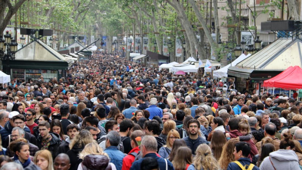 La Rambla, concurrido eje central de Sant Jordi en 2019.