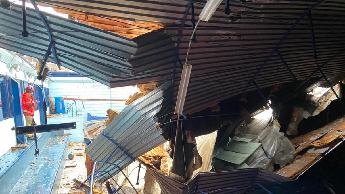 Restos del tejado que se derrumbó por culpa del agua.