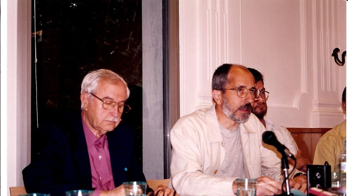 Vallverdú i Aloy, el 1999 en una presentació a Manresa de la primera biografia de l’escriptor lleidatà.