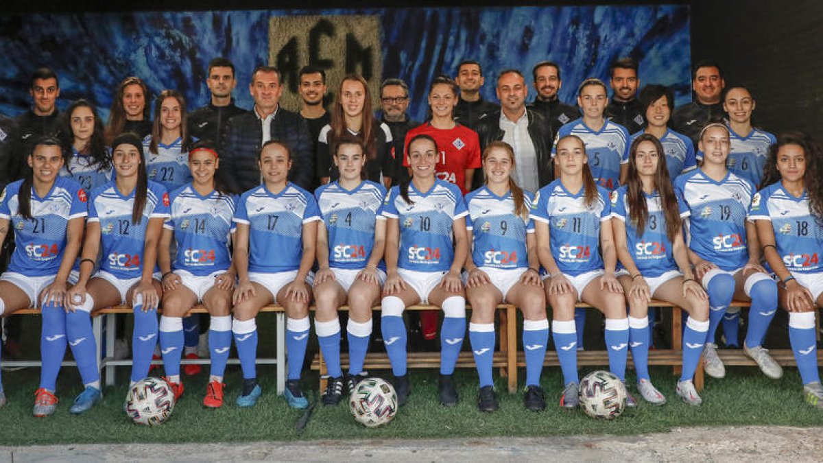 La plantilla y el cuerpo técnico del AEM de esta temporada posa con el presidente, Carlos Sisteré. Faltan en la foto las jugadoras Iris y Barreira, y el técnico Víctor Arribas.