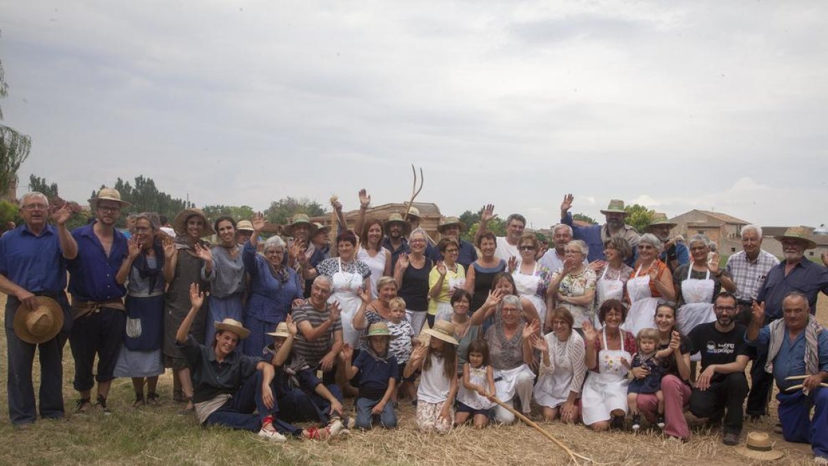 El equipo humano de las fiestas despidiéndose en la última edición celebrada.