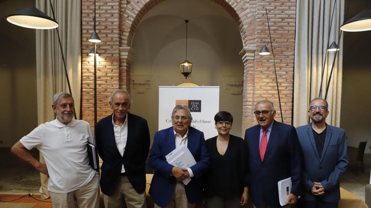 Miembros del grupo de opinión y del deporte local ayer durante el encuentro en el Parador del Roser.