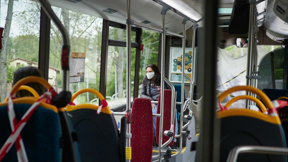 Un autobús urbano prácticamente vacío, ayer, en Pamplona.