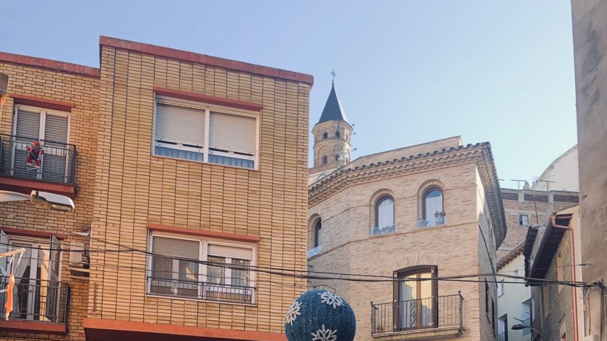 Un grupo de visitantes al centro histórico de Fraga.