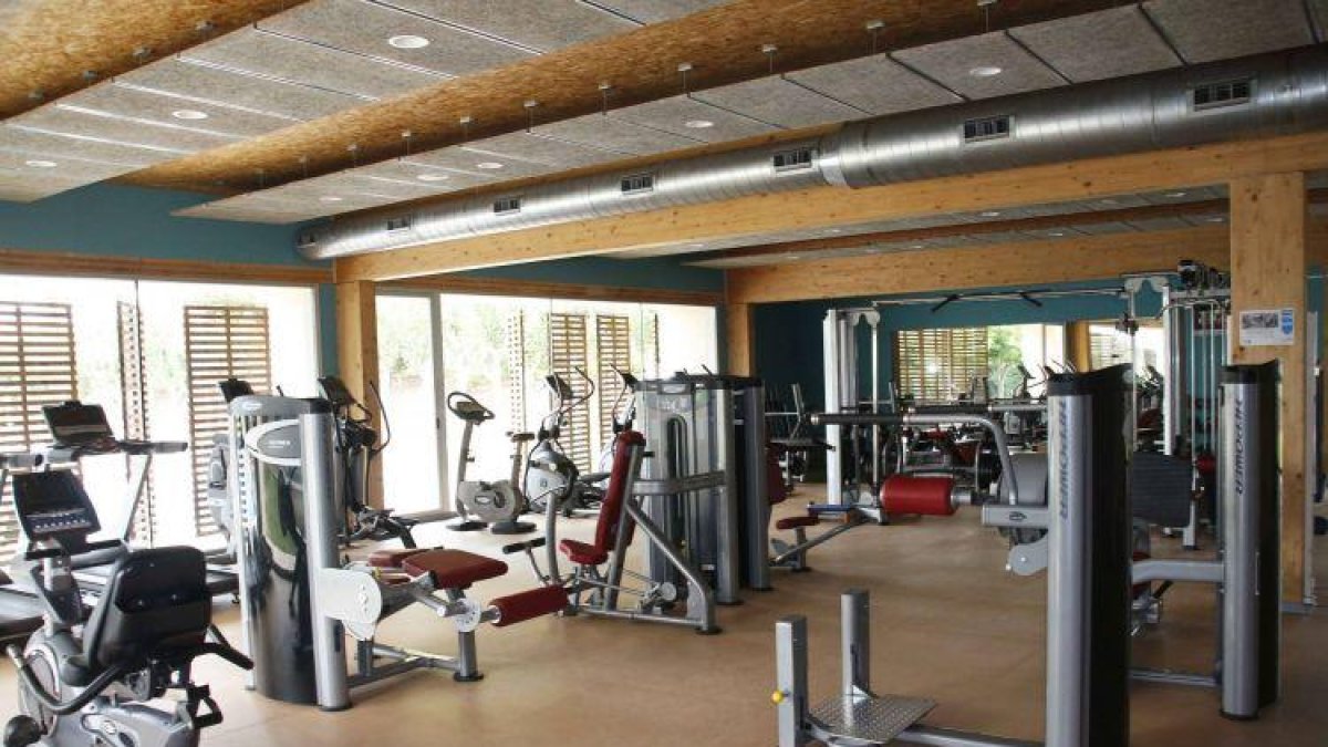 Aspecto del gimnasio con que cuenta el CT Urgell.