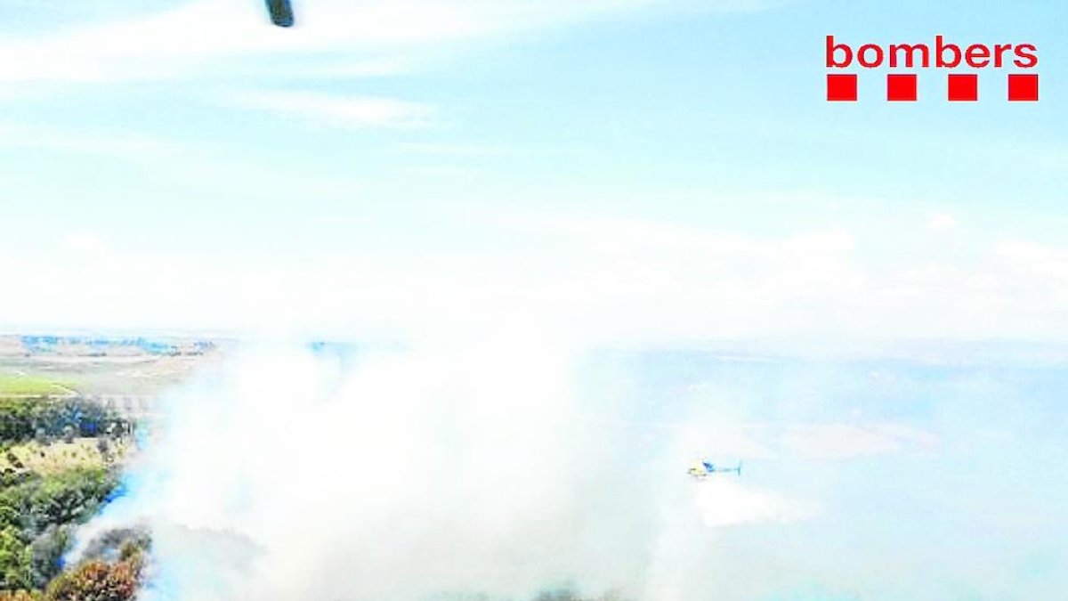 Un helicóptero de Bomberos en el incendio de ayer en Lleida.