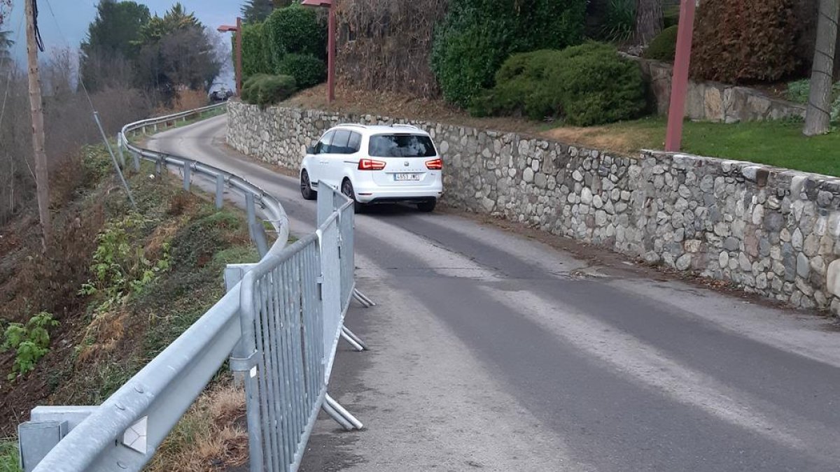 El camí és molt estret i presenta alguns despreniments.