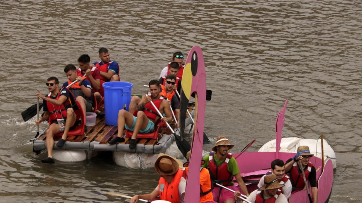 “La Ramona”, una embarcación con forma de un enorme flamenco rosa, fue considerada la más original de toda la Transsegre.