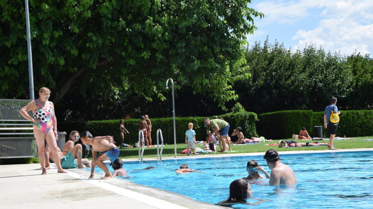 Imatge de veïns i turistes de la Seu d’Urgell banyant-se ahir a la piscina municipal.