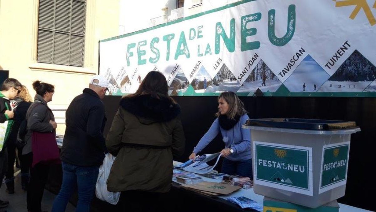 Imatge de la Festa de la Neu, que es va celebrar ahir a la plaça Corsini de Tarragona.