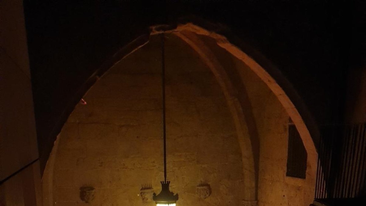 IMATGE | Una barricada davant l'estàtua d'Indibil i Mandoni de Lleida