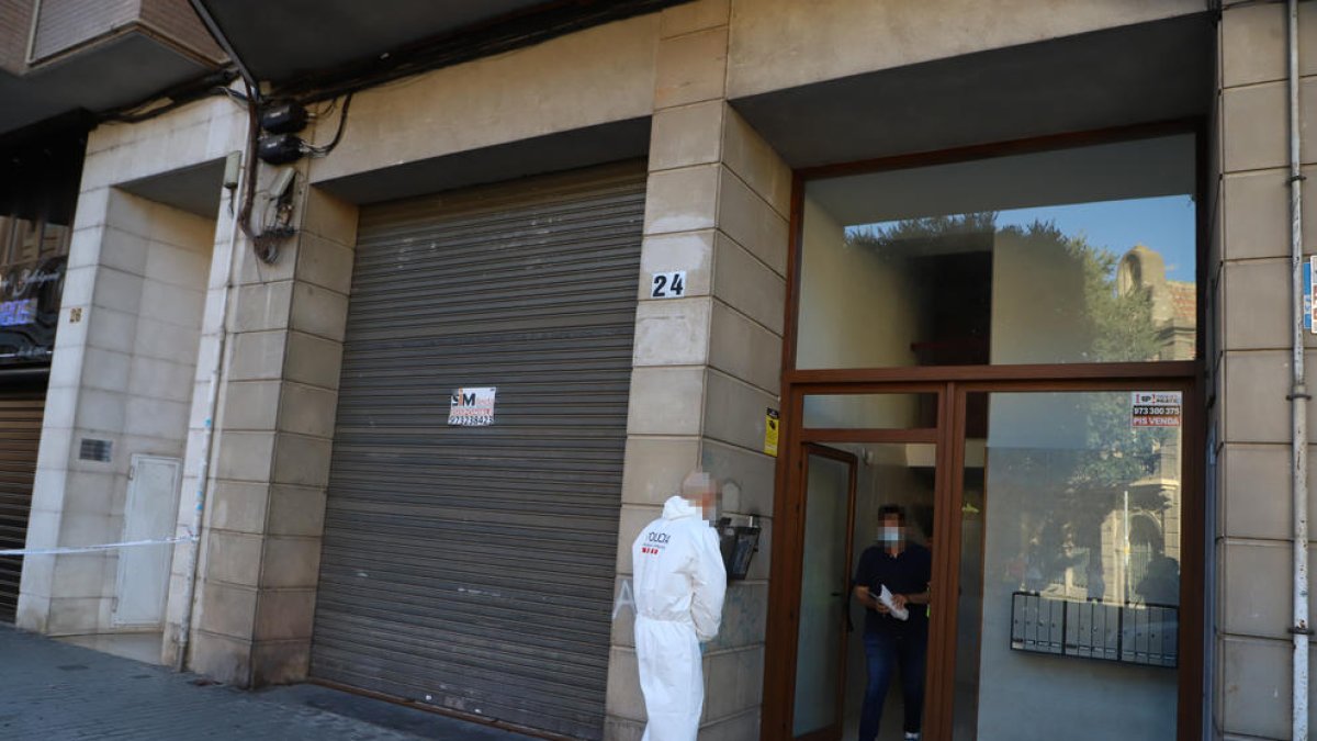 Agents dels Mossos d’Esquadra ahir a l’immoble on va tenir lloc el crim a Cappont.