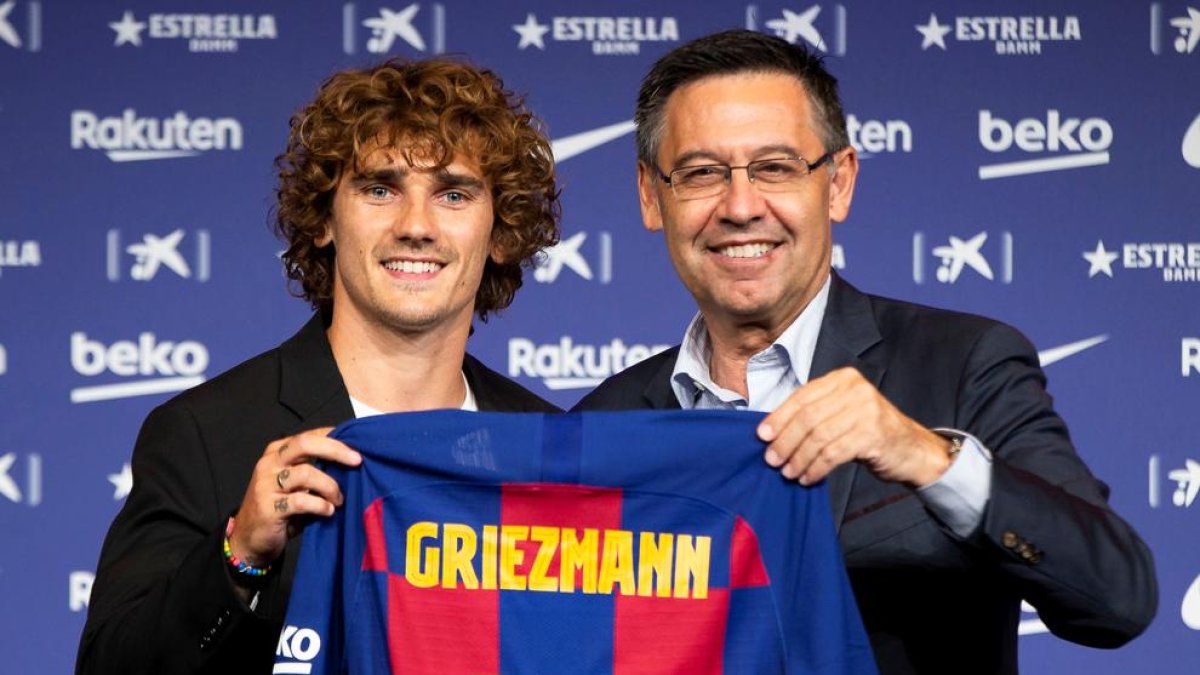 Griezmann y Bartomeu, con la camiseta con el dorsal 17 que lucirá el francés.