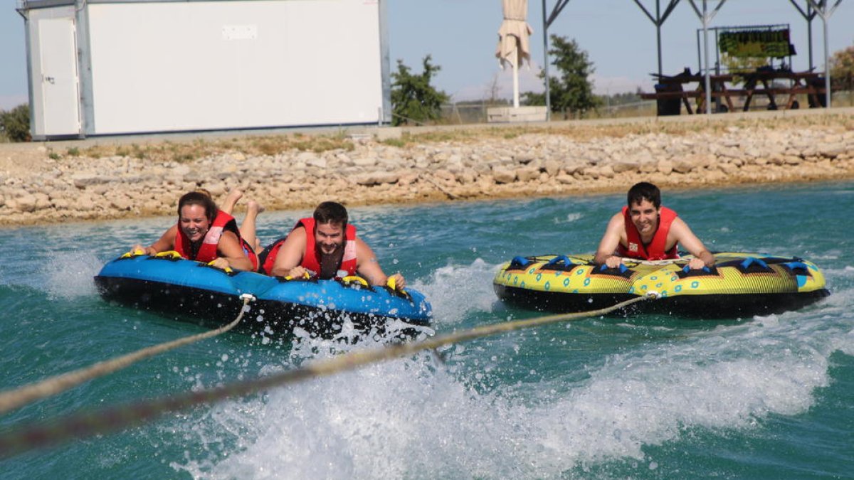 Una de les activitats aquàtiques que es poden practicar a les basses de reg de Gimenells i Pla de la Font.