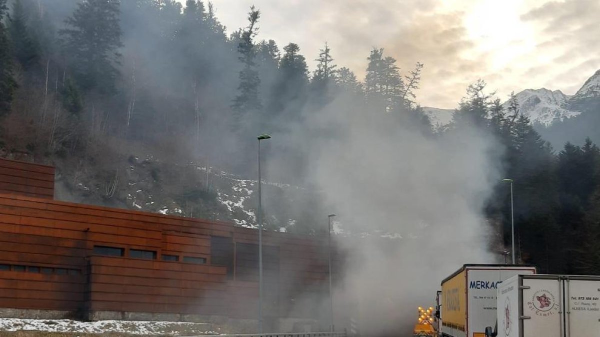 Una gran fumarada a causa de l’incendi va impedir la visibilitat als accessos al túnel a l’N-230, que va ser tallada durant dos hores.