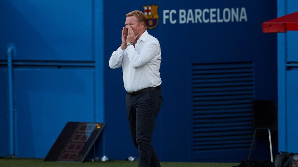 Ronald Koeman dóna instruccions durant un partit.