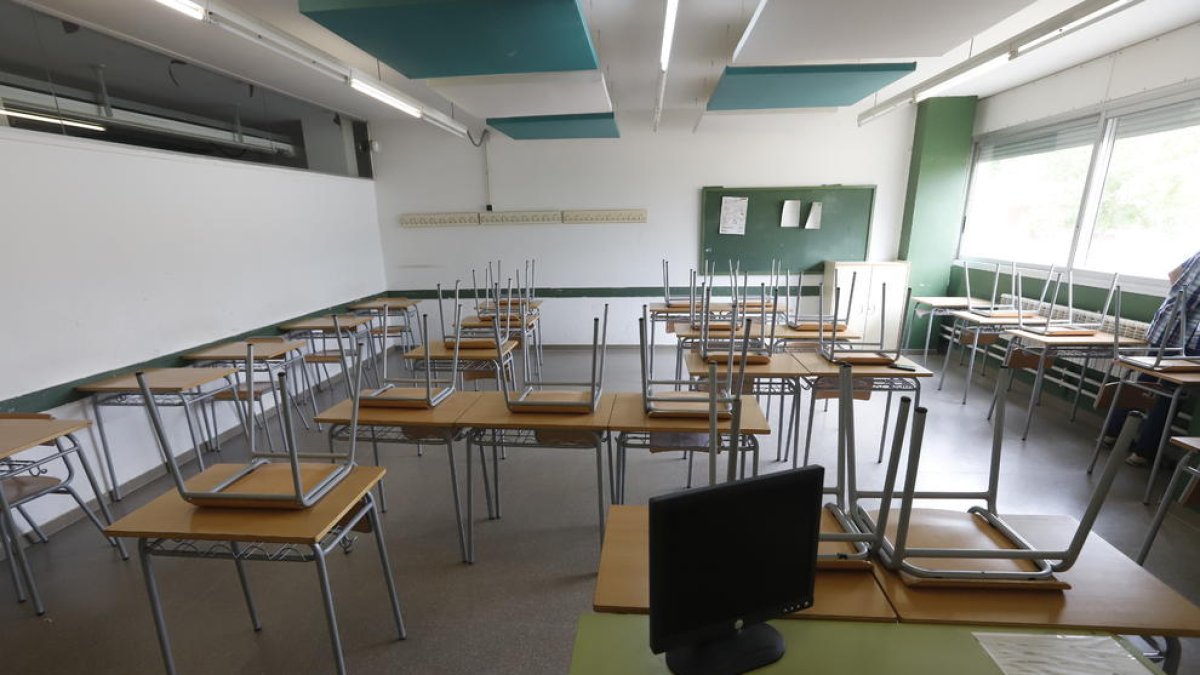 Aulas vacías en el Insitut Maria Rúbies de Lleida.