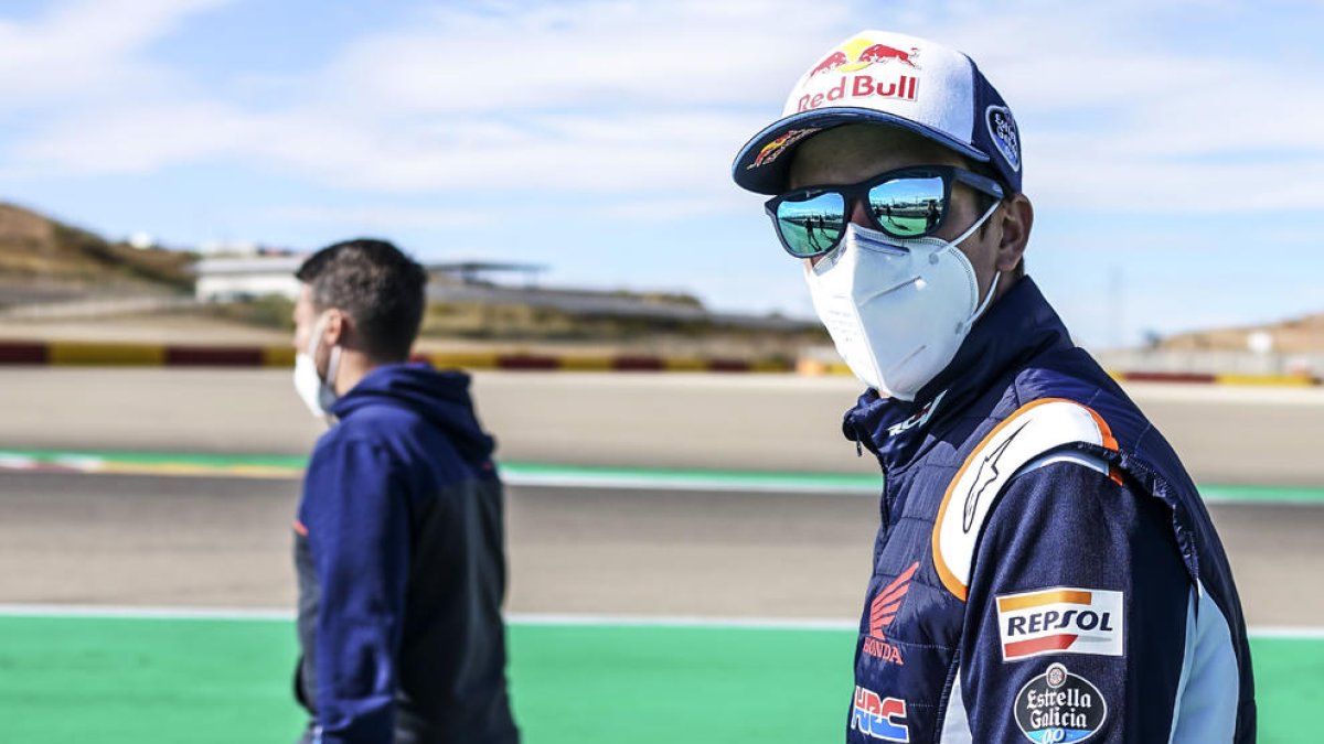 Àlex Màrquez, revisant ahir el circuit abans de començar la sessió d’entrenament.