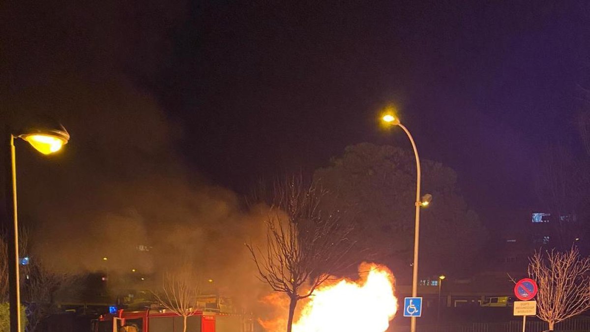 El contenedor quemado el lunes por la noche cerca del CAP de la Mariola.