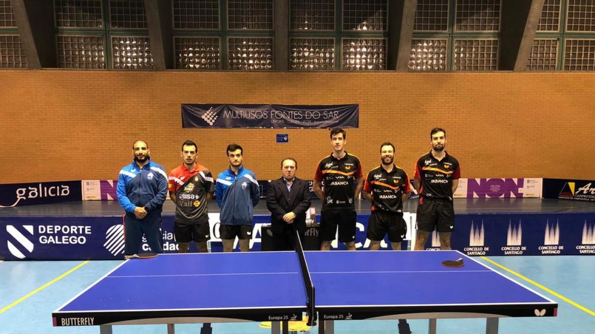 Los jugadores del Asisa Borges y el Arteal de Santiago, ayer antes de comenzar el partido.