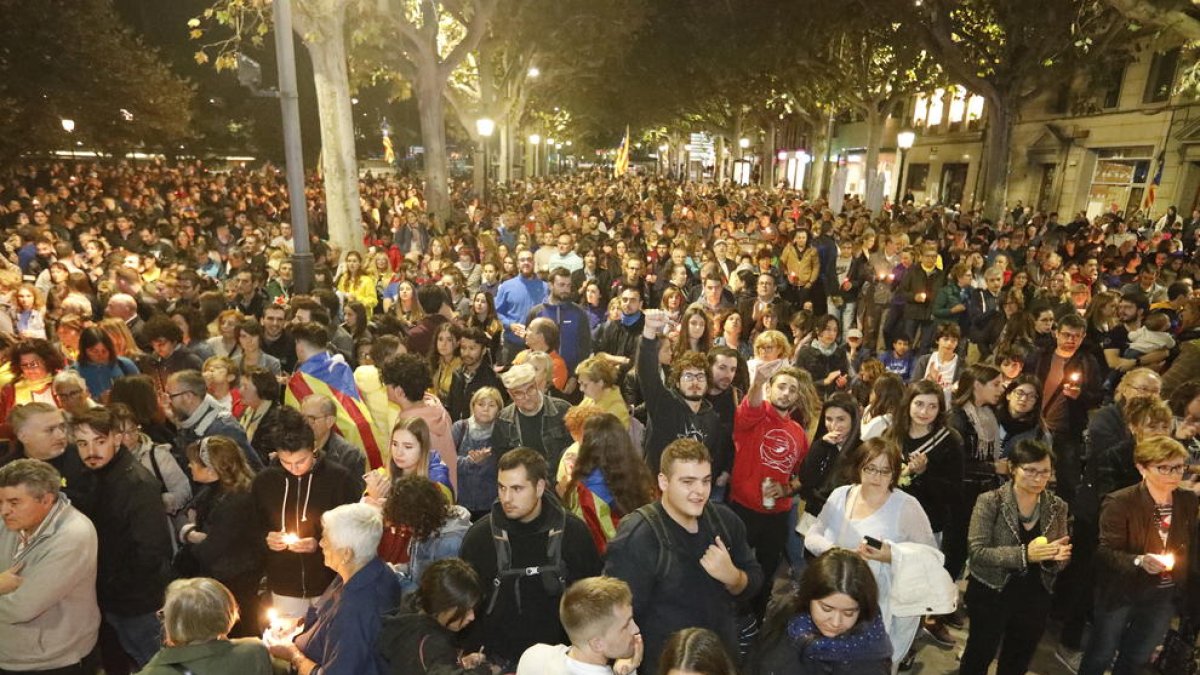 Los radicales hicieron barricadas con contenedores para protegerse de las cargas policiales.