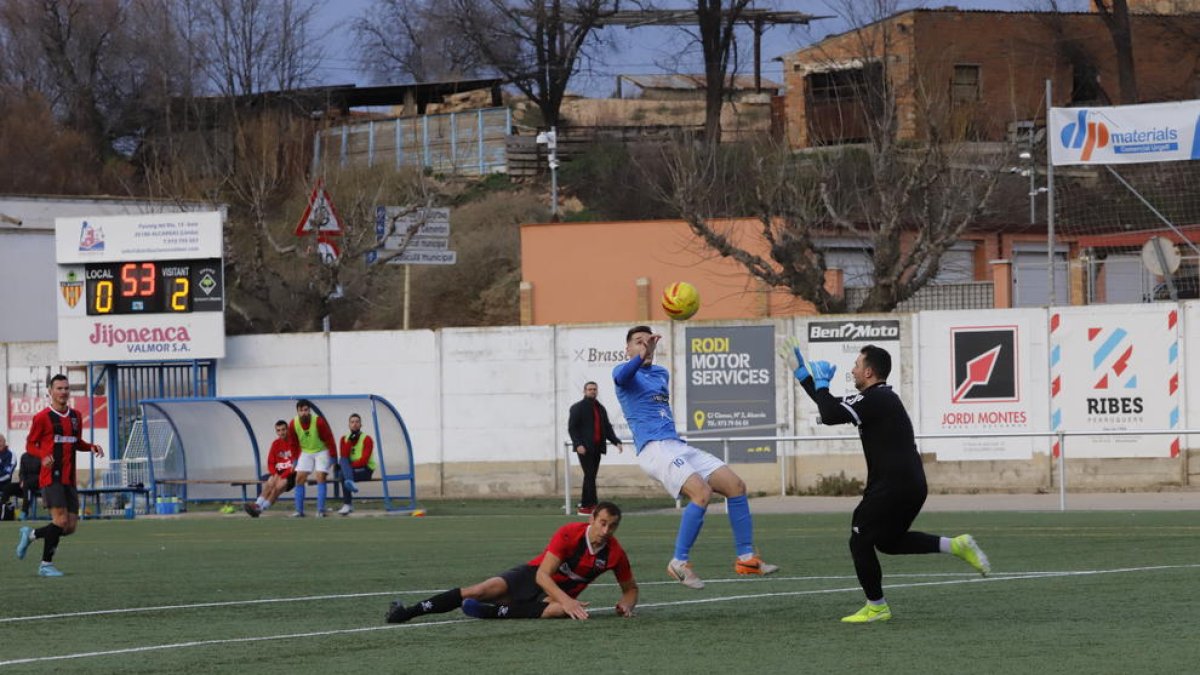 El guardameta del Efac Jordi Chiné sale de su portería para atajar el remate de un jugador del Alcarràs.