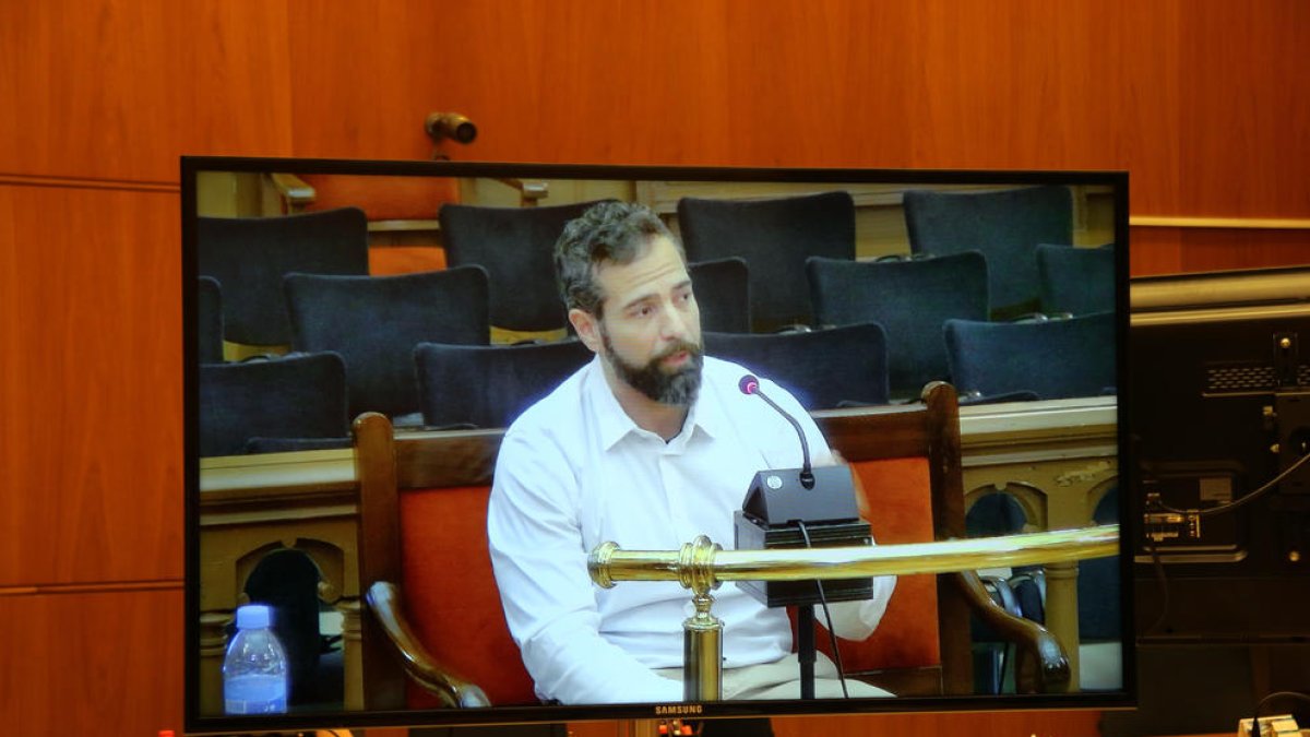 L’acusat, Albert López, durant la declaració vista en una pantalla habilitada per a la premsa.