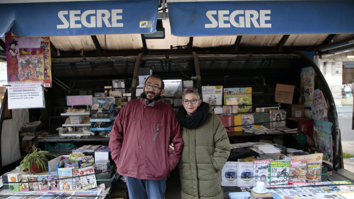 Els propietaris del quiosc, Eduard i Dolors Esteve, ahir, el penúltim dia obert.